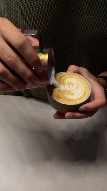 Café au lait préparé chez Salty Coffee à Perpignan